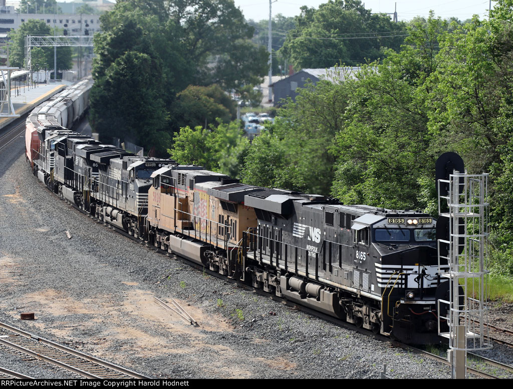 NS 8165 leads train 60U as it taks the clear signal at Boylan